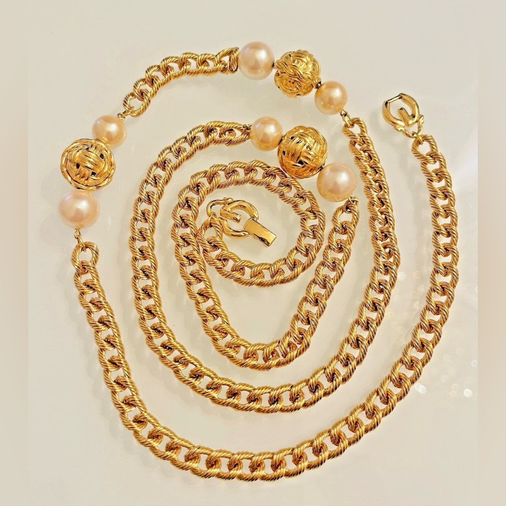 GIVENCHY Paris Haute Couture Runway 80's Gold Faux Pearl Gold Tone 41" Necklace